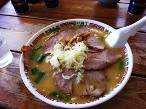 山川食堂のラーメン